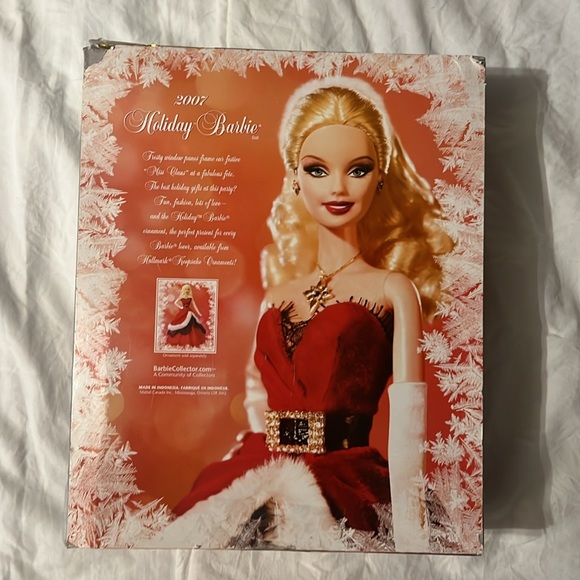 2007 Holiday Barbie - Picture 2 of 4